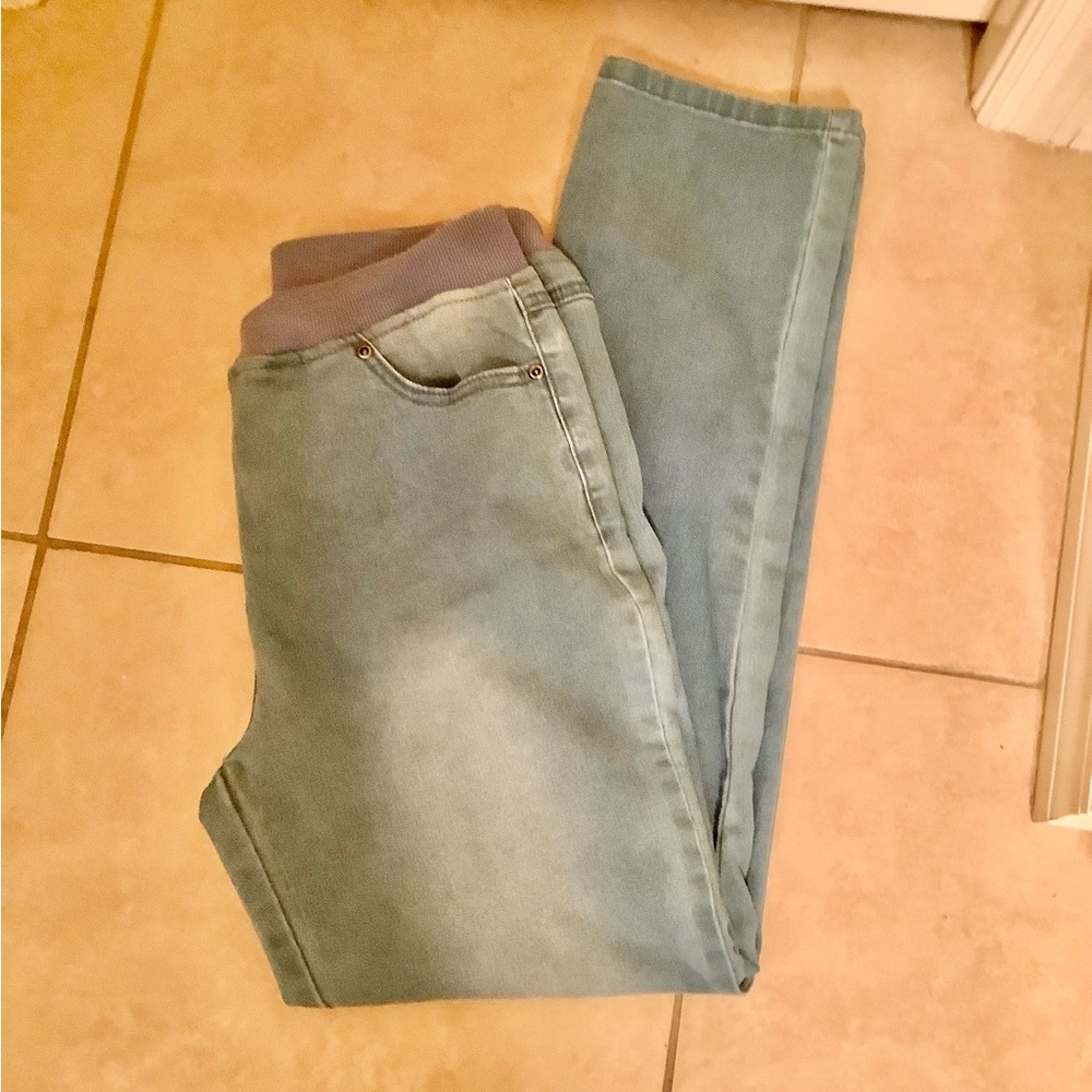 Trento stretch jeans size 8P in great shape comfortable 5 pockets medium…